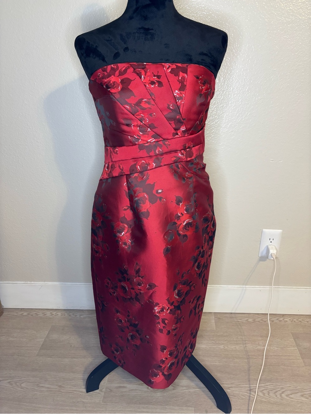 White House Black Market Red Strapless Floral Sheath Dress Size 6